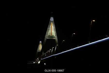 A Megyeri híd díszkivilágításban-stock-foto