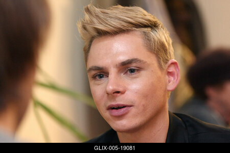 Steiner Kristóf új kötetét dedikálja-stock-foto