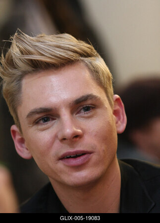 Steiner Kristóf új kötetét dedikálja-stock-foto