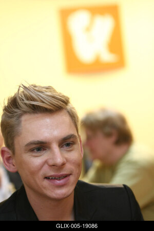 Steiner Kristóf új kötetét dedikálja-stock-foto