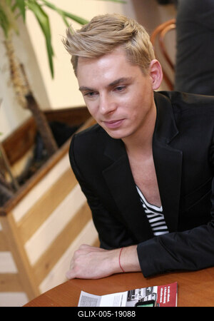 Steiner Kristóf új kötetét dedikálja-stock-foto