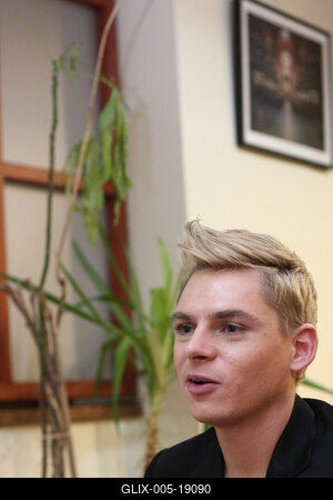 Steiner Kristóf új kötetét dedikálja-stock-foto