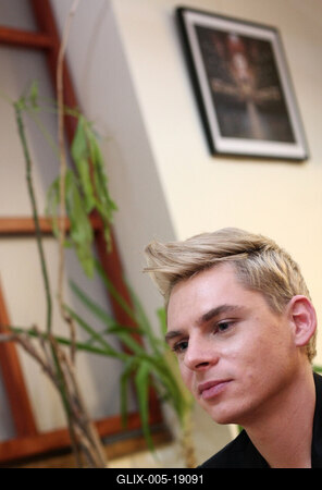 Steiner Kristóf új kötetét dedikálja-stock-foto