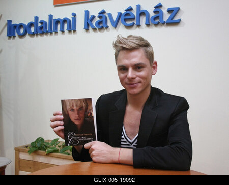 Steiner Kristóf új kötetét dedikálja-stock-foto