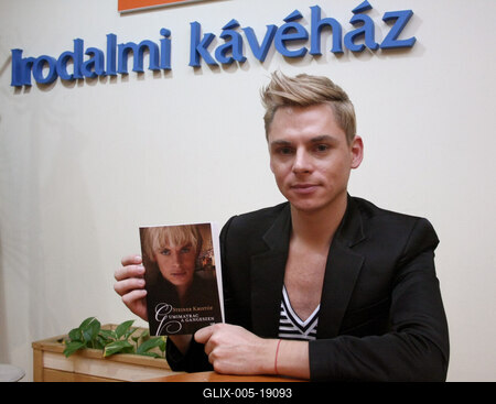 Steiner Kristóf új kötetét dedikálja-stock-foto