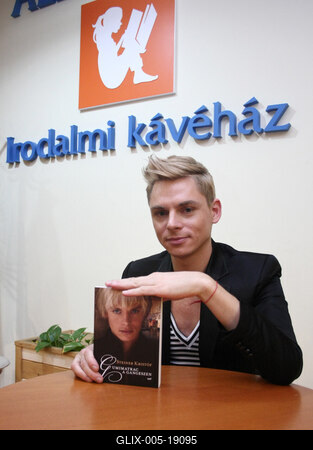 Steiner Kristóf új kötetét dedikálja-stock-foto