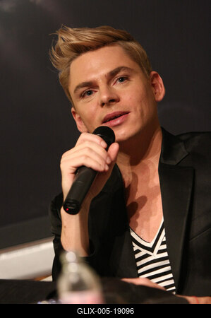 Steiner Kristóf új kötetét dedikálja-stock-foto