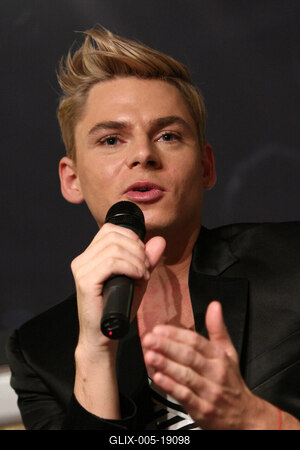 Steiner Kristóf új kötetét dedikálja-stock-foto