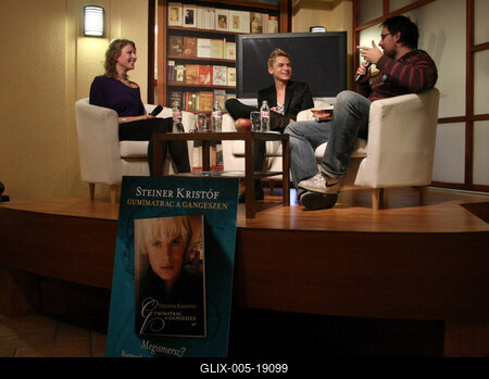 Steiner Kristóf új kötetét dedikálja-stock-foto