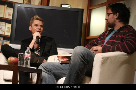 Steiner Kristóf új kötetét dedikálja-stock-foto