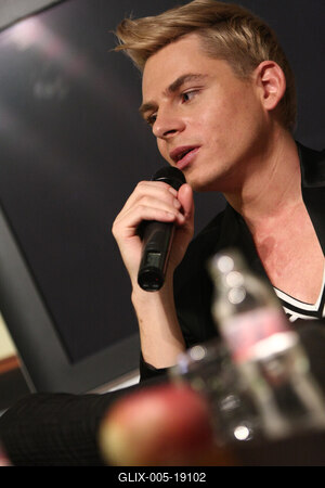 Steiner Kristóf új kötetét dedikálja-stock-foto