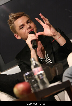 Steiner Kristóf új kötetét dedikálja-stock-foto