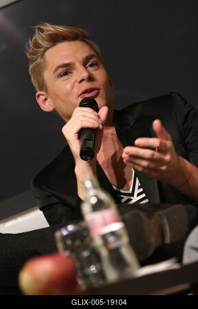 Steiner Kristóf új kötetét dedikálja-stock-foto