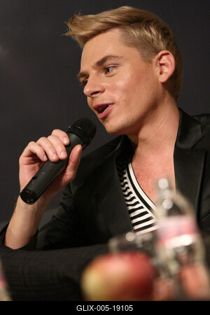 Steiner Kristóf új kötetét dedikálja-stock-foto