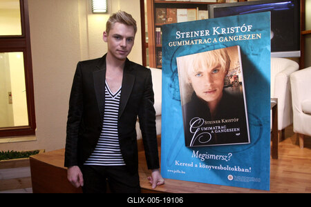 Steiner Kristóf új kötetét dedikálja-stock-foto