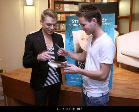 Steiner Kristóf új kötetét dedikálja-stock-foto