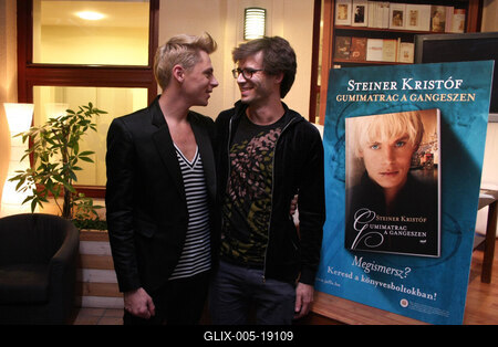 Steiner Kristóf új kötetét dedikálja-stock-foto