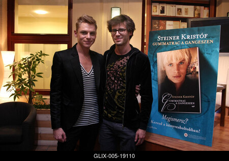 Steiner Kristóf új kötetét dedikálja-stock-foto