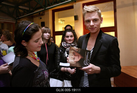 Steiner Kristóf új kötetét dedikálja-stock-foto