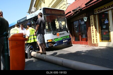 Elszabadult egy busz a Moszkva téren-stock-foto