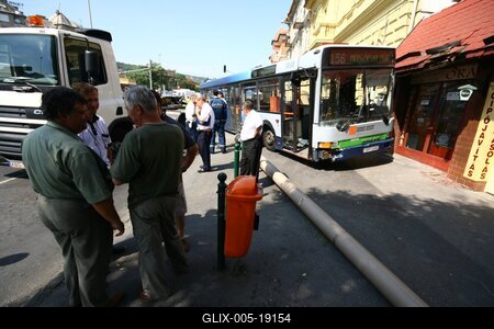 Elszabadult egy busz a Moszkva téren-stock-foto