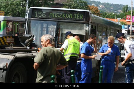 Elszabadult egy busz a Moszkva téren-stock-foto