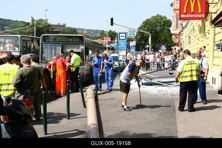 Elszabadult egy busz a Moszkva téren-stock-foto