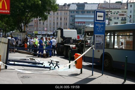 Elszabadult egy busz a Moszkva téren-stock-foto