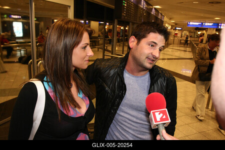 Sarka Kata és Hajdú Péter a Ferihegyi repülőtéren-stock-foto