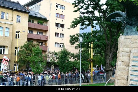 Erődemonstráció egy turulért-stock-foto