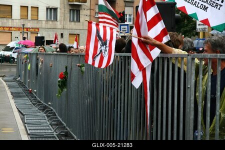 Erődemonstráció egy turulért-stock-foto