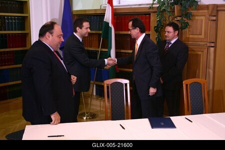 Vállalkozásfinanszírozási szerződések aláírása-stock-foto