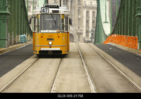 A felújított Szabadság híd villamospályái-stock-foto