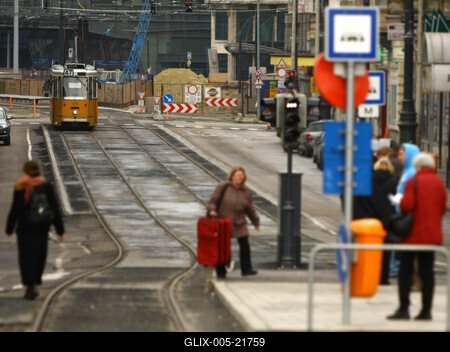 A felújított Szabadság híd villamospályái-stock-foto