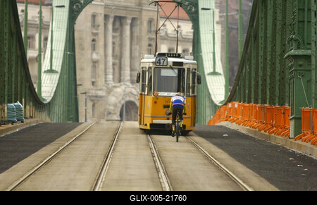 A felújított Szabadság híd villamospályái-stock-foto