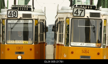 A felújított Szabadság híd villamospályái-stock-foto