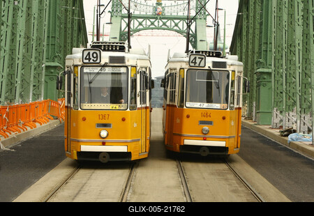 A felújított Szabadság híd villamospályái-stock-foto