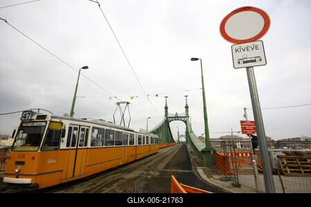 A felújított Szabadság híd villamospályái-stock-foto
