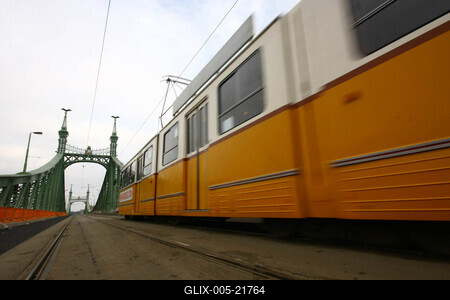 A felújított Szabadság híd villamospályái-stock-foto