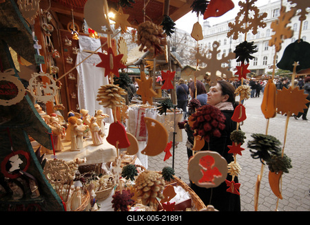 Karácsonyi vásár a Vörösmarty téren-stock-foto