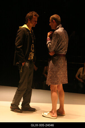 Budapest, 2009.05.12.
Lars von Trier - Christian Lollike: Dogville című darabjának bemutatója a Bárka Színházban Anger Zsolt rendezésésben.

A képen: Dévai Balázs (balra) és Mucsi Zoltán-stock-foto