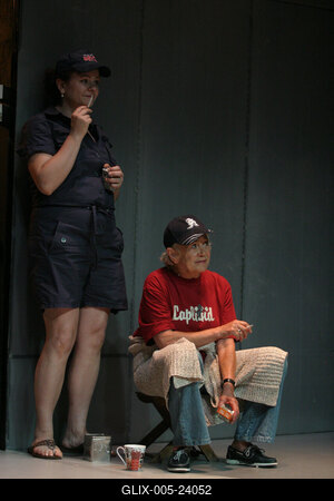 Budapest, 2009.05.12.
Lars von Trier - Christian Lollike: Dogville című darabjának bemutatója a Bárka Színházban Anger Zsolt rendezésésben.

A képen: Varga Anikó és Margitai Ági (jobbra)-stock-foto