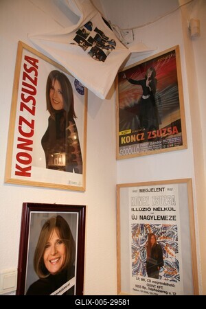 Koncz Zsuzsa-életműkiállítás a Komédiumban-stock-foto