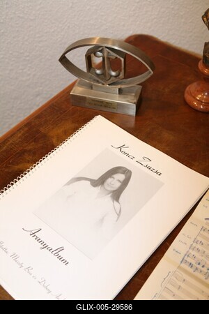 Koncz Zsuzsa-életműkiállítás a Komédiumban-stock-foto