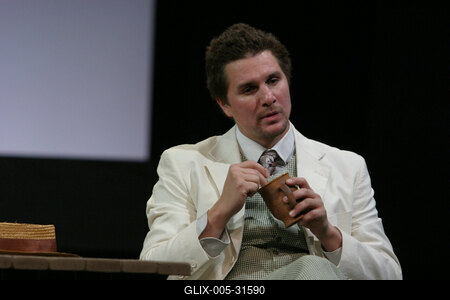 Ödön von Horváth: Mesél a bécsi erdő-stock-foto