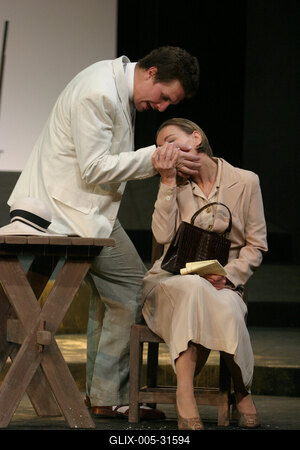 Ödön von Horváth: Mesél a bécsi erdő-stock-foto