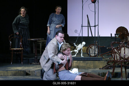 Ödön von Horváth: Mesél a bécsi erdő-stock-foto