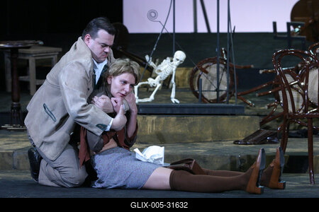 Ödön von Horváth: Mesél a bécsi erdő-stock-foto