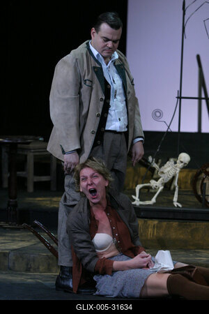 Ödön von Horváth: Mesél a bécsi erdő-stock-foto