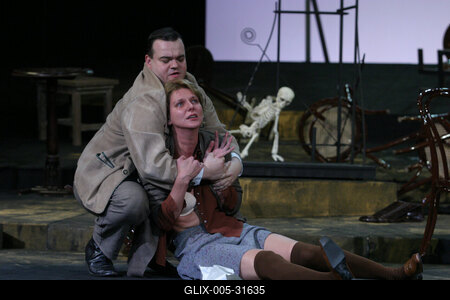 Ödön von Horváth: Mesél a bécsi erdő-stock-foto